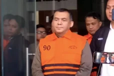 Silmy Karim dan 7 Orang...