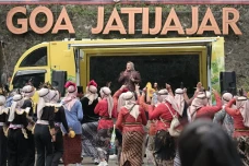 Hadirkan Panggung Hiburan...