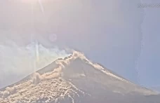 Gunung Merapi Luncurkan...
