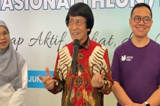 Menjelang 75 Tahun,...