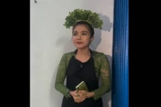Karina Ranau Didorong...