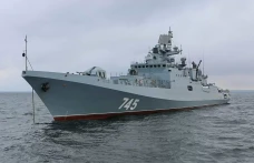 Kapal Fregat Rusia Lepaskan...