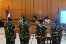 4 Prajurit TNI Penyiram...
