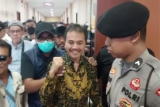 Roy Suryo Kenakan Batik...