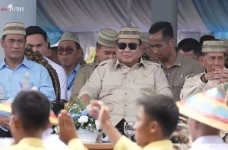Prabowo Pakai Peci Karanji...