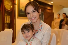 Rossa Umumkan Asuh Anak...