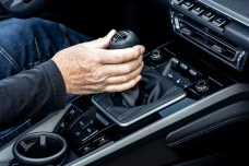 Mengemudikan Mobil Manual...