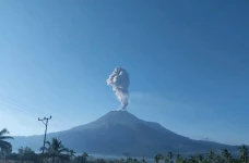 Gunung Lewotobi Laki-laki...