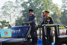 Di Hadapan Prabowo,...
