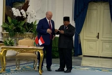 Prabowo Terima Pulpen...