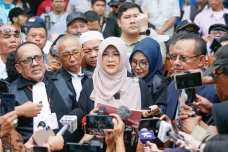 Dokter Tifa Tantang...