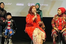 Inayah Wahid Debut di...