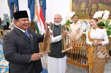 Momen Prabowo Beri Angklung...