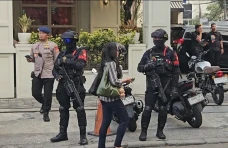 Penggeledahan Kafe dan...