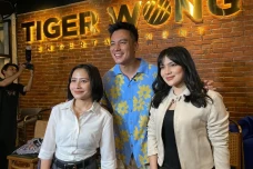 Demi Film Baru, Davina...