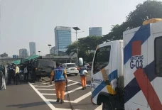 Mobil Maung Tabrak Rambu...