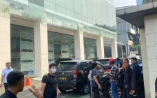 Polisi Sebut Kaca Gedung...