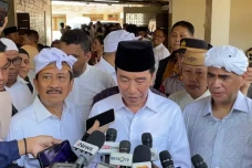 Melayat ke Rumah Duka,...