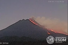 Gunung Merapi Semburkan...