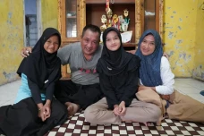 Kisah Tiara, Anak Penjual...