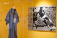 Jersey Bersejarah Pele...
