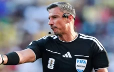 Wasit UEFA Slavko Vincic...
