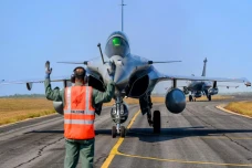 100 Jet Tempur dari...