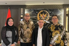 Safari Politik, Ketua...