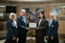 Maudy Ayunda Gandeng...