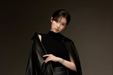 IU Tunda Konser dan...