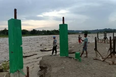 4 Jembatan Putus Akibat...