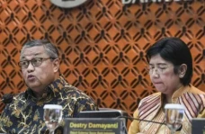 Perry Warjiyo Mundur,...