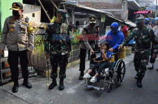Baksos TNI-Polri Sasar...