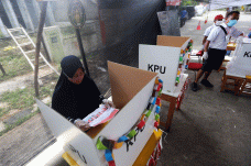 Antusias Warga Memberikan...