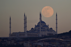 Melihat Indahnya Bulan...