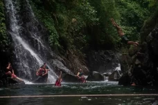 Serunya Wisata Air Terjun...