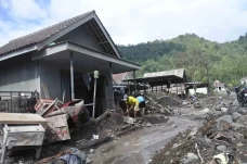 Warga Mulai Membersihkan...