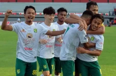 Persebaya Menang atas...