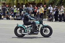 Tunggangi Kawasaki W175...