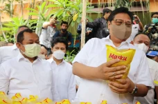Menko Airlangga Pantau...