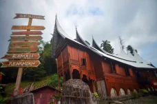 Sensasi Menginap di...