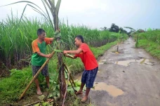 Protes Jalan Rusak,...