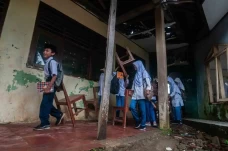 Terdampak Gempa Banten,...