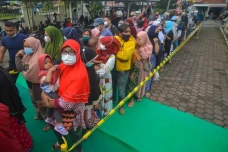 Warga Serbu Operasi...