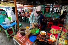 Asyik, PKL dan Nelayan...