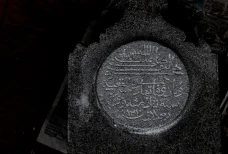Dua Nisan Kuno Kembali...