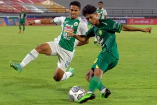 Persebaya Surabaya Taklukkan...