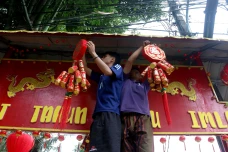 Sambut Imlek, Warga...