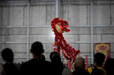 Melihat Atraksi Barongsai...