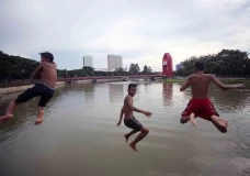 Serunya Berenang di...